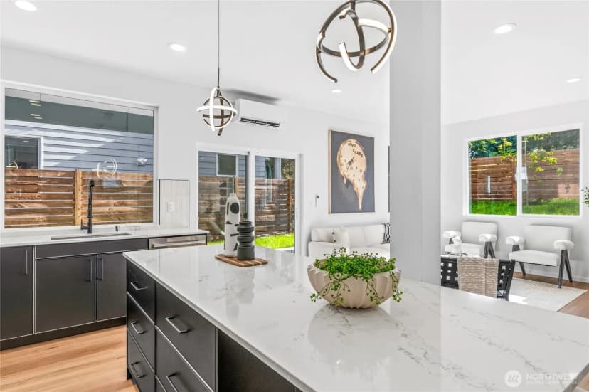 Property photo for 10702 Linden Avenue N, Seattle photo 15