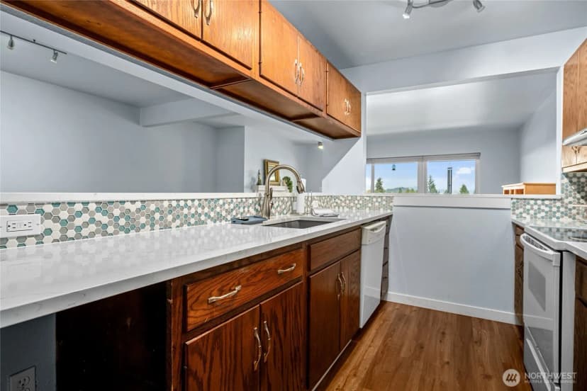 Property photo for 2021 N Laventure Road #404, Mount Vernon photo 16