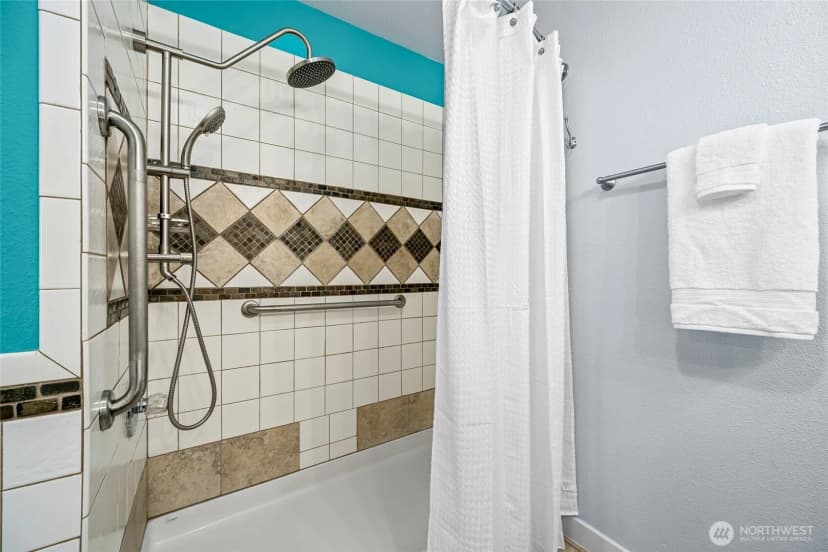 Property photo for 2021 N Laventure Road #404, Mount Vernon photo 26