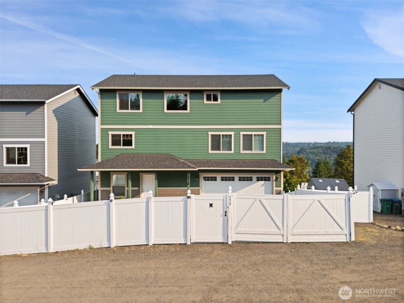 Property photo for 2416 W Echo Bay Dr, Bremerton photo 4