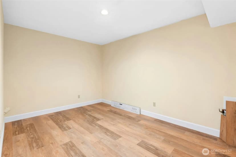 Property photo for 12530 Holmes Point Drive Ne, Kirkland photo 31