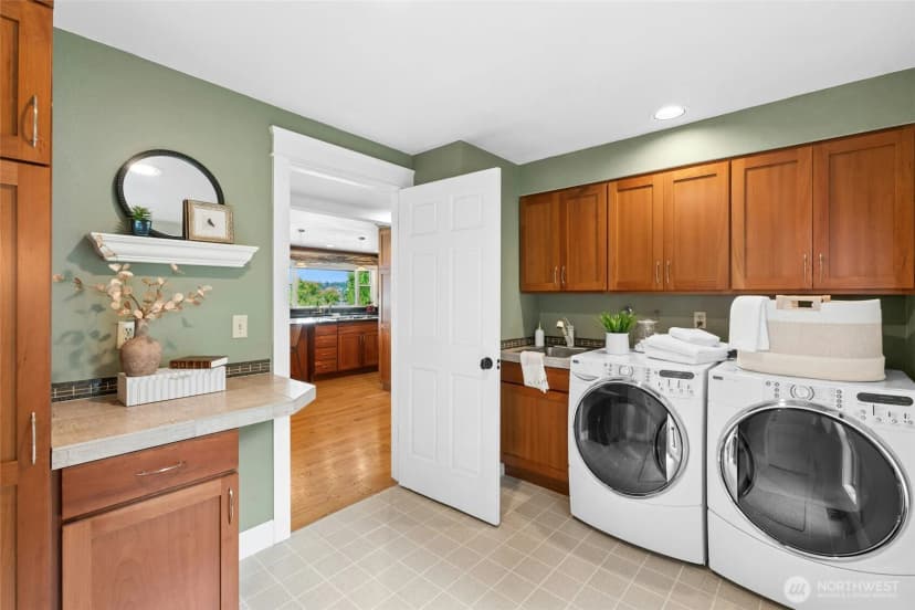 Property photo for 12530 Holmes Point Drive Ne, Kirkland photo 16