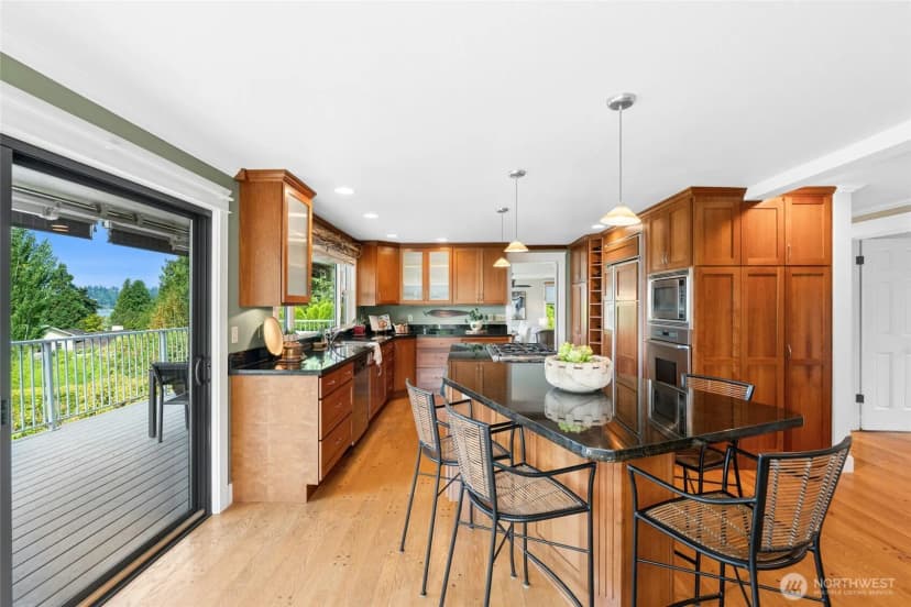 Property photo for 12530 Holmes Point Drive Ne, Kirkland photo 9