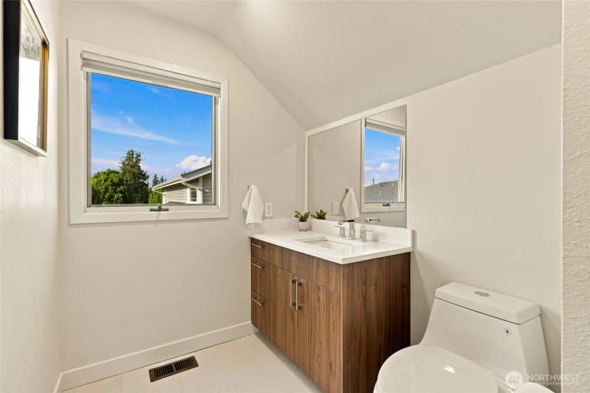 Property photo for 502 3rd Avenue N, Edmonds photo 23