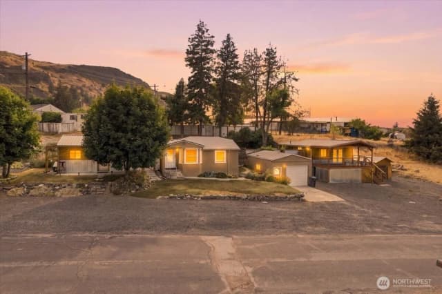 Property photo for 810 Spokane Way, Grand Coulee
