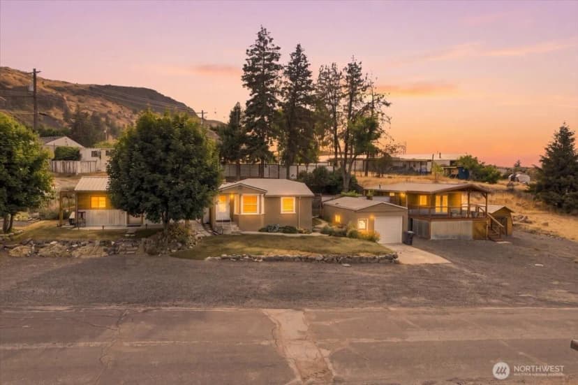 Property photo for 810 Spokane Way, Grand Coulee