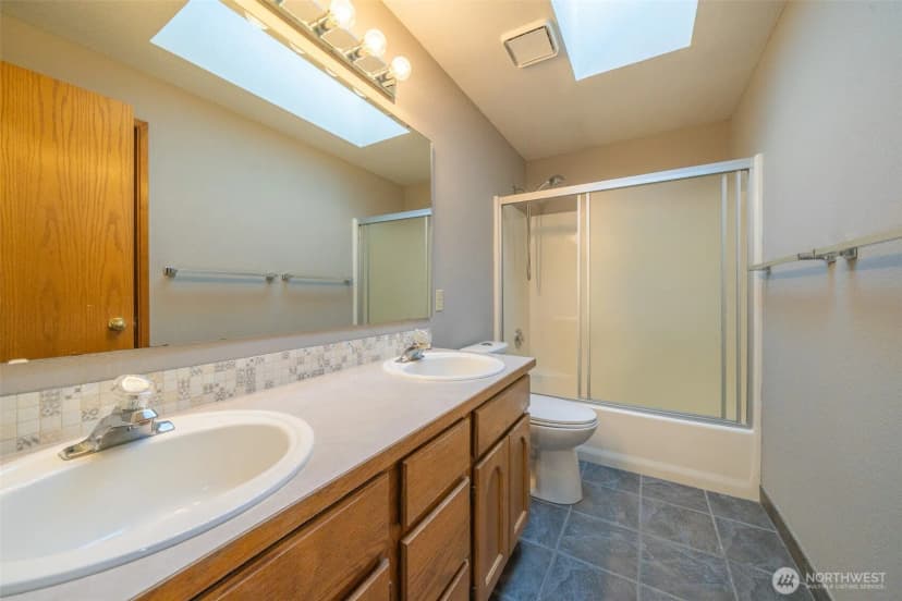 Property photo for 704 105th Place Se, Everett photo 12