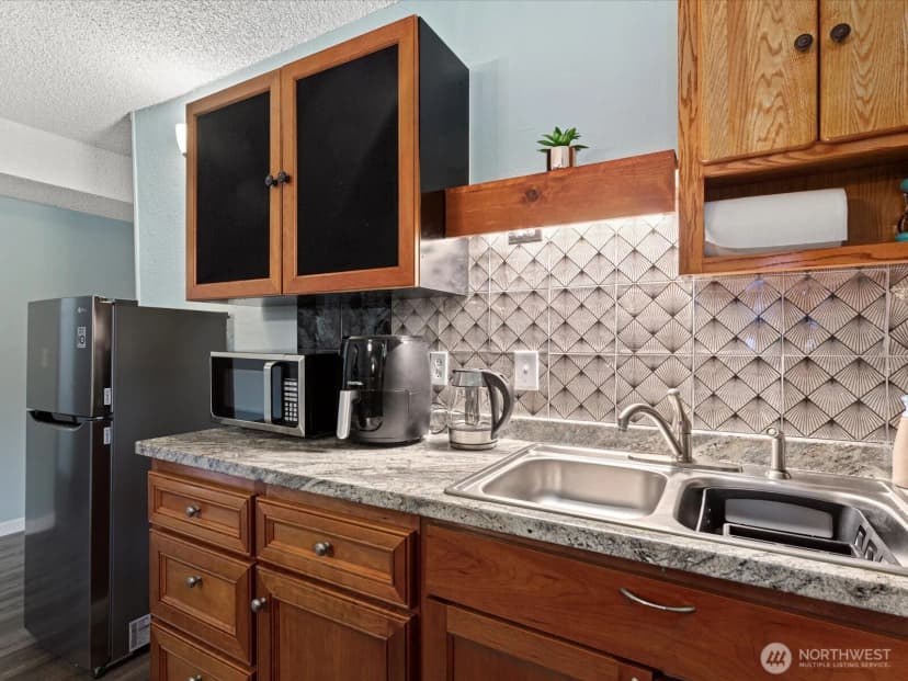 Property photo for 16445 Ambaum Boulevard S, Burien photo 9