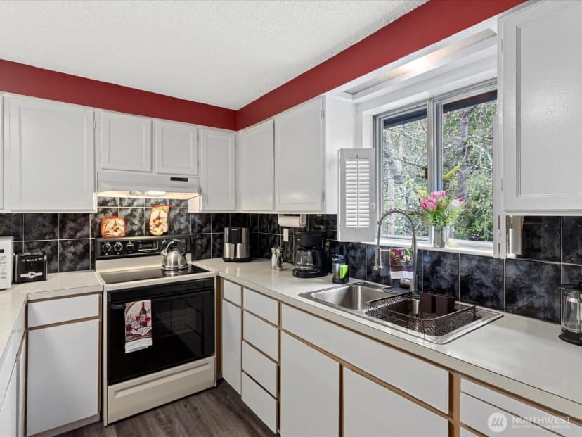 Property photo for 16445 Ambaum Boulevard S, Burien photo 29