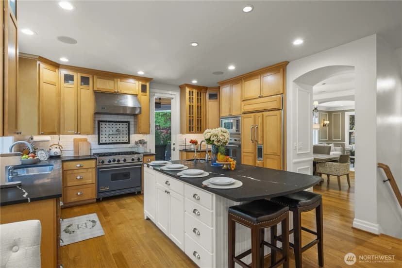Property photo for 1308 100th Avenue Ne, Bellevue photo 9