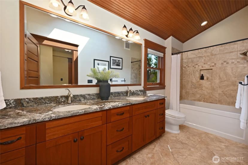 Property photo for 4227 Meridian Avenue N, Seattle photo 23