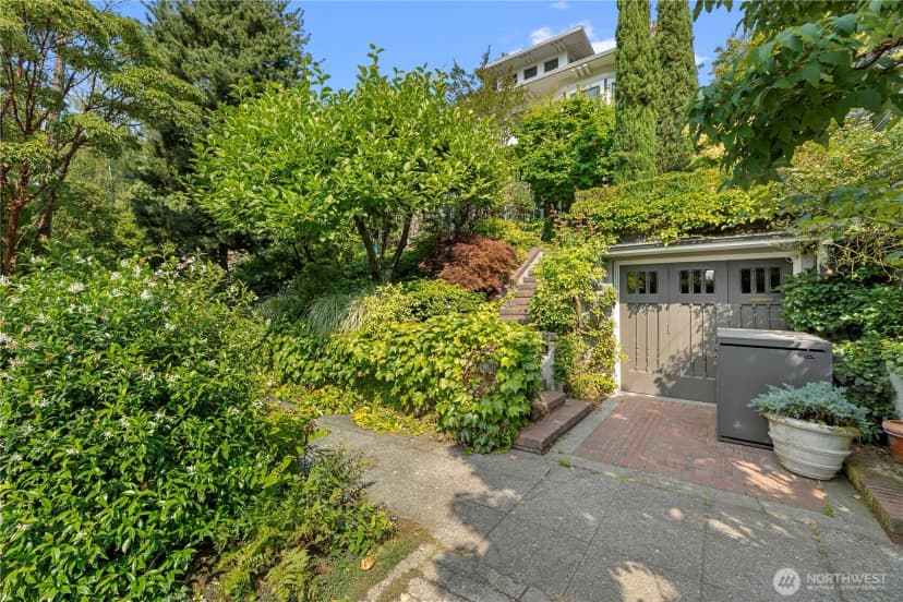 Property photo for 1108 Harvard Avenue E, Seattle photo 2