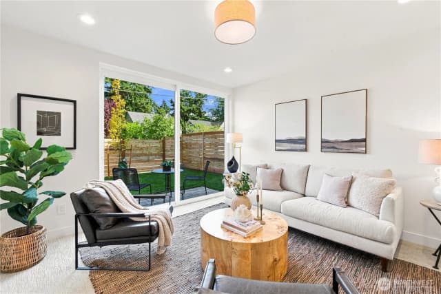 Property photo for 2647 Walnut Avenue Sw #b, Seattle photo 4