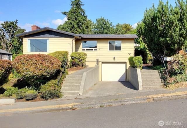 Property photo for 326 Renton Avenue S, Renton photo 2