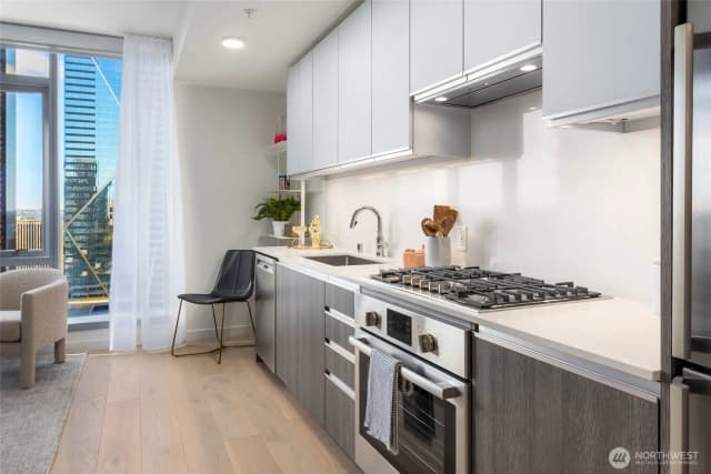 Property photo for 800 Columbia Street #1510, Seattle photo 5