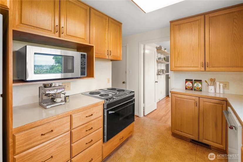 Property photo for 4311 Greenwood Avenue N, Seattle photo 9