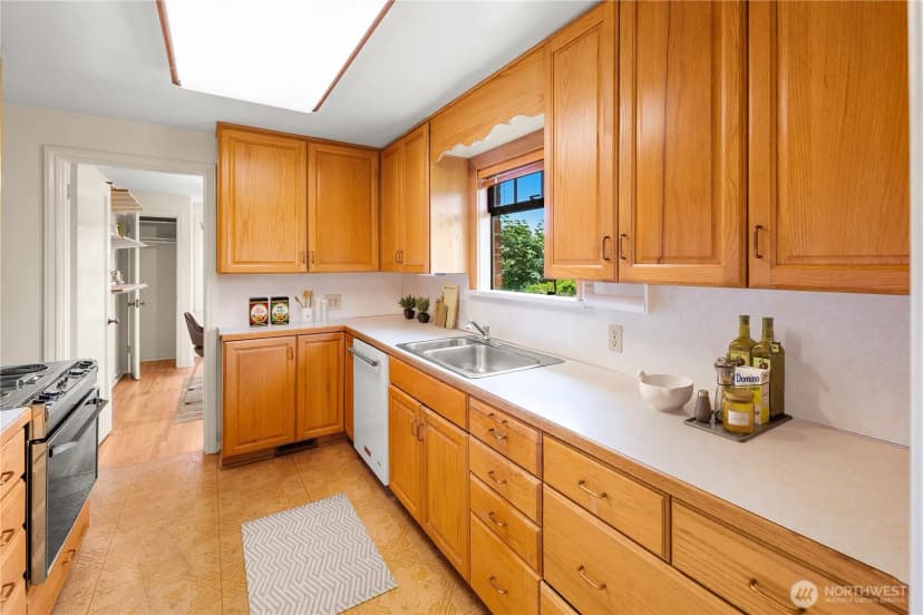 Property photo for 4311 Greenwood Avenue N, Seattle photo 8