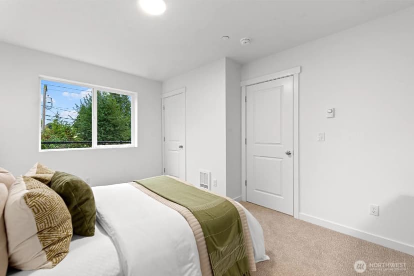 Property photo for 1419 Sw 111th Lane, Seattle photo 5