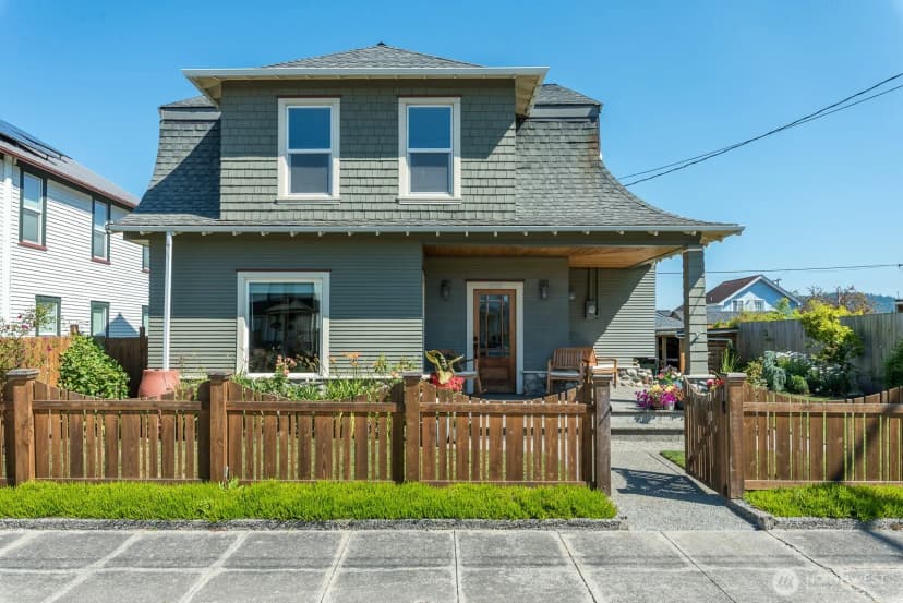 Property photo for 1118 4th Street, Anacortes photo 2