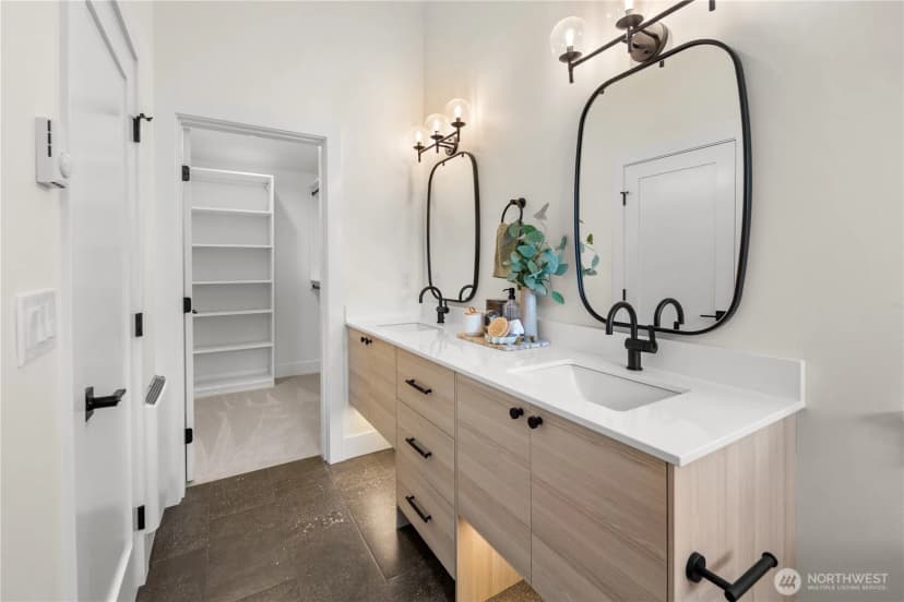Property photo for 613 B 18th Avenue E, Seattle photo 10