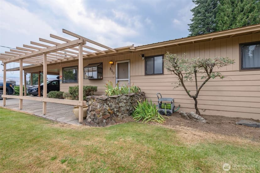 Property photo for 840 N Kentucky Avenue, East Wenatchee