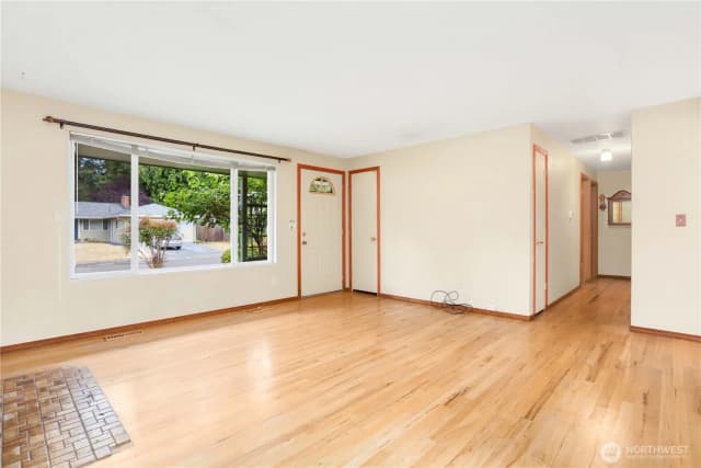 Property photo for 10507 Ne 143rd Place, Kirkland photo 4