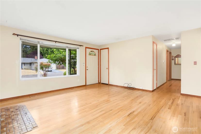 Property photo for 10507 Ne 143rd Place, Kirkland photo 4