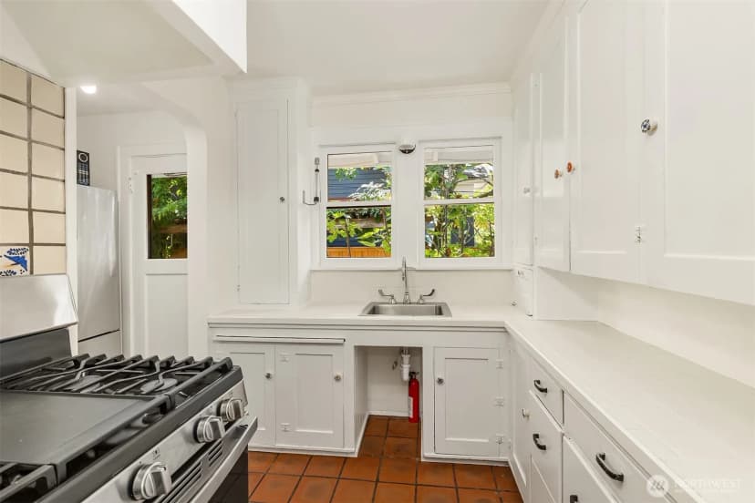Property photo for 1703 Ne 73rd Street, Seattle photo 13