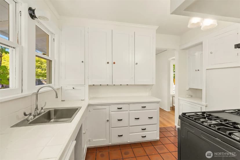 Property photo for 1703 Ne 73rd Street, Seattle photo 12