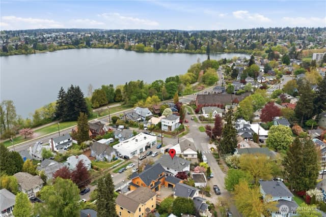 Property photo for 6238 Woodlawn Avenue N, Seattle photo 3