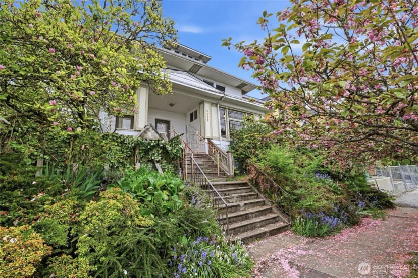 Property photo for 6238 Woodlawn Avenue N, Seattle photo 2