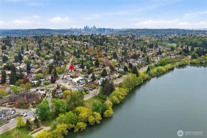 Property photo for 6238 Woodlawn Avenue N, Seattle photo 4