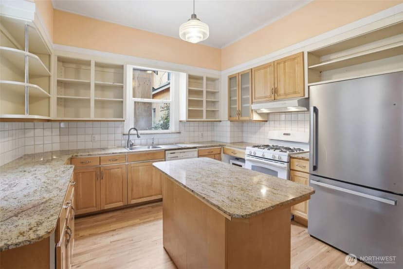 Property photo for 6238 Woodlawn Avenue N, Seattle photo 11