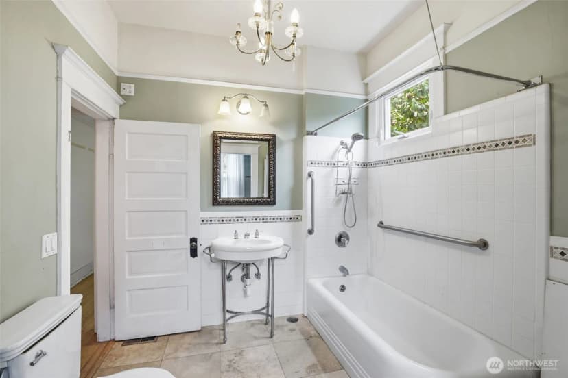 Property photo for 6238 Woodlawn Avenue N, Seattle photo 15