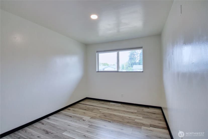 Property photo for 49 Sw 8th Avenue, Oak Harbor photo 9