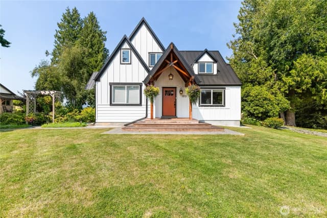 Property photo for 810 H St Road, Lynden