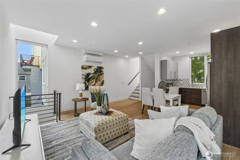 Property photo for 3920 1st Avenue Ne #c, Seattle photo 4