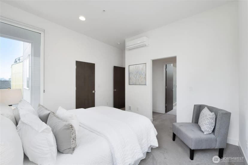 Property photo for 3920 1st Avenue Ne #c, Seattle photo 9