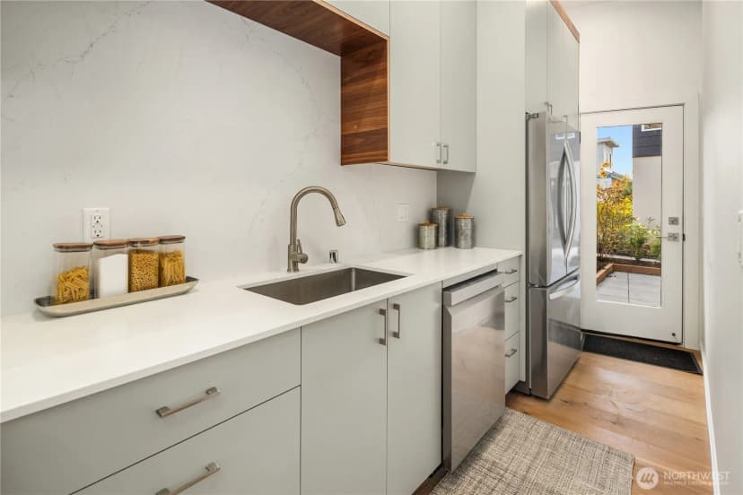 Property photo for 627 13th Avenue E, Seattle photo 9