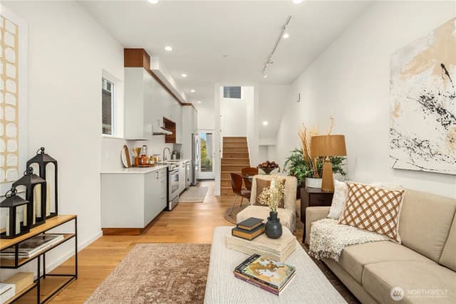 Property photo for 627 13th Avenue E, Seattle photo 3