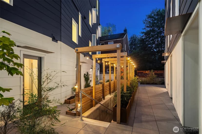 Property photo for 629 13th Avenue E, Seattle photo 27