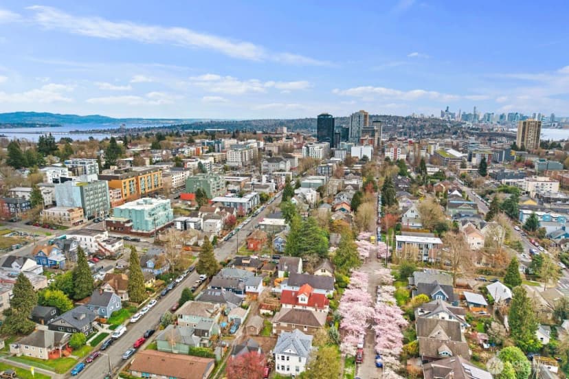 Property photo for 5520 Brooklyn Avenue Ne, Seattle photo 37