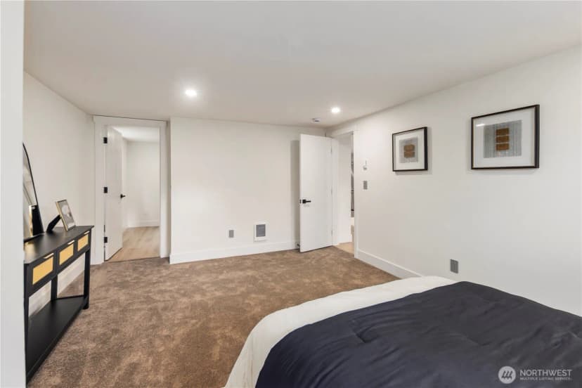 Property photo for 5520 Brooklyn Avenue Ne, Seattle photo 19