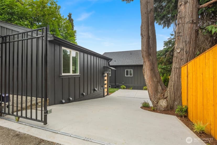 Property photo for 5520 Brooklyn Avenue Ne, Seattle photo 33