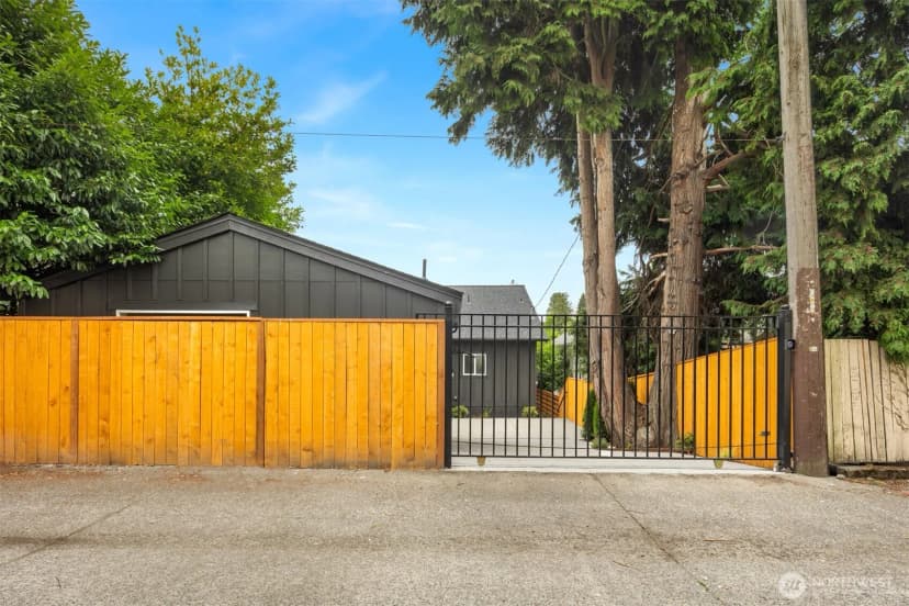 Property photo for 5520 Brooklyn Avenue Ne, Seattle photo 34