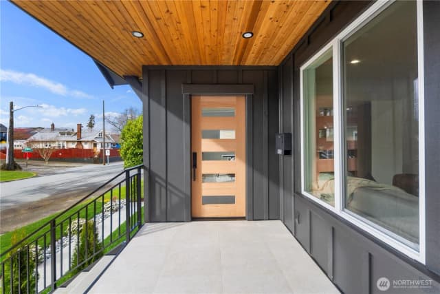 Property photo for 5520 Brooklyn Avenue Ne, Seattle photo 2