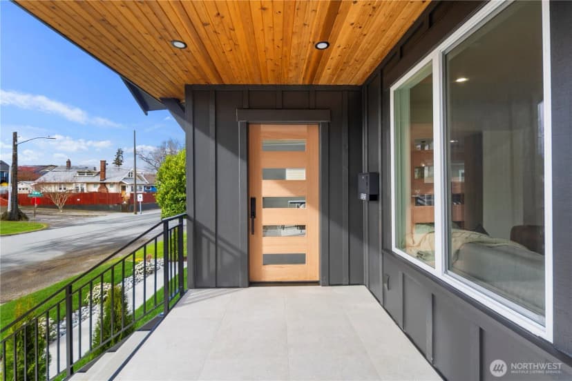 Property photo for 5520 Brooklyn Avenue Ne, Seattle photo 2