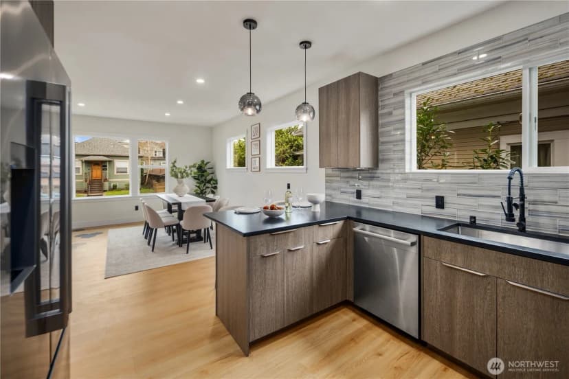 Property photo for 5520 Brooklyn Avenue Ne, Seattle photo 6
