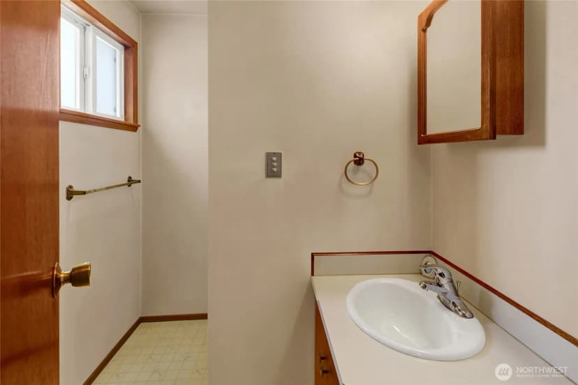 Property photo for 13176 Avon Allen Road, Mount Vernon photo 9