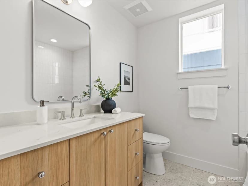 Property photo for 4326 Woodlawn Avenue N #b, Seattle photo 23